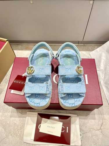 gucci 25新款厚底沙滩凉鞋 这款凉鞋缀饰备受喜爱的双G造型配件，为整个设计注入一抹低调的品牌标识魅力，与魔术粘带的多功能性相得益彰。 面料Gg帆布 金色五