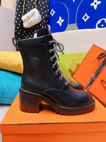 Herm*s 爱仕 H家new arrival H家秋冬短靴新品，时髦高端！ 真得是得悄悄地才能发现她的美！ * 英伦风马丁靴系列！潮派上新 国内外博主
