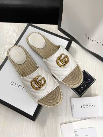 GUCCI 一字拖 长期做货官网最新款，原版1:1 开模橡胶注塑一体麻底，新款布面搭配经典双G饰扣 平底休闲，上脚舒适 面料：进口山羊皮 内里 垫脚羊皮 码数： - 点击图像关闭