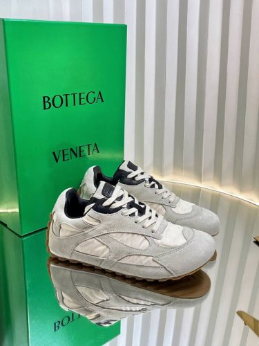 刘雯同款Bottega Veneta火爆新款运动鞋休闲鞋徳训鞋 bv 90年代复古风格为灵感 鞋面选用麂皮+防水布面料 呼应品牌标志性Intrecciato编织