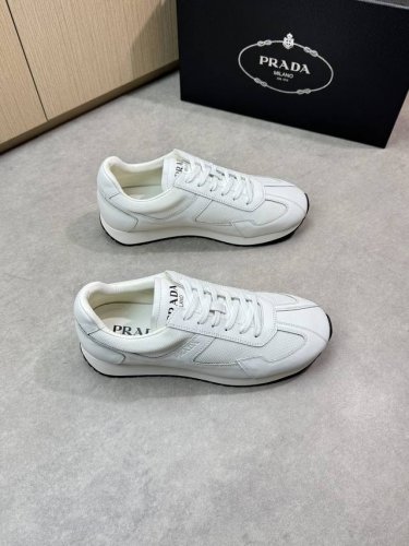 prada 普拉达 -高端品质 原单休闲运动鞋 -鞋面：纳帕小牛皮、高丝光帆布、鞋舌.鞋身；空压品牌Logo -内里：水染牛皮 -大底：超轻Tpu发泡 橡胶；成