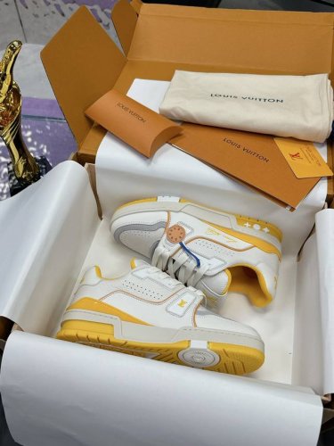 工厂p价p 飞机盒10 原版开发 品质出货 欢迎对比 Lv板鞋系列 lv Trainer Maxi运动鞋将成衣系列的宽松廓形引入Virgilabloh笔下的Lv
