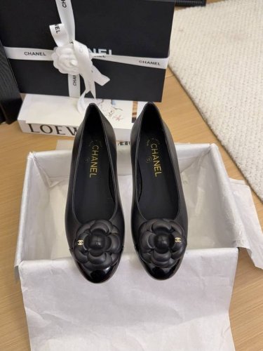 现货发售 *25 专柜 正品级 版本！！ 官方目录： 码数：35、36、37、38、39 34 40 41 需要定做跟客服 沟通 皮面10 均配有意大利正品包装
