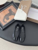 橡胶底 联名 Maison Margiela X Cl平底鞋 这款鞋采用网布材质 饰以Cl标志性的手工镶嵌水晶精致的水钻点缀 呼应马吉拉24Ss高定系列的设计元