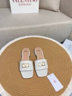 顶级版-真皮底Valentino 25最新经典百搭V扣小矮跟后空拖鞋 出厂 ────── 面料：顶级小牛皮 ────── 内里：全粒面混种羊皮 ────── 大