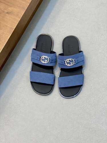 Gucci 男士互扣式双G凉拖 Lido系列，设计灵感源自意大利海岸的夏日风情和海滩俱乐部。这款低调内敛的鞋履选用舒适光面皮革匠心打造，缀饰圆形互扣式双G标识，