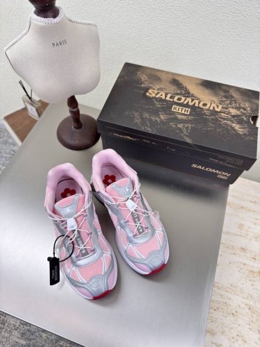 萨洛蒙 运动鞋 新品发售中 粉色 厂价p Salomon穿搭灵感双手奉上~ Kith 联名运动鞋 百搭透气 搭载Salomon先进技术一双搞定多种户外穿搭Or多