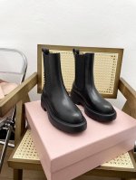 顶级版本代购级miu miu缪缪 24ss 秋冬新款厚底短筒裸靴 简约鞋面点缀 高级感满满 上脚超级有型～酷酷的非常帅气好看，时尚百搭！ Miu Miu今年开挂