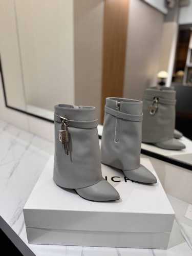专柜正品级定制版本 GIVENCHY0 新款高跟长靴，市面最高版本 纪梵希 锁扣 风靡整个时尚圈 原版开发鞋型超级正 最高还原度鞋型 包裹性非常好 显瘦 显高级