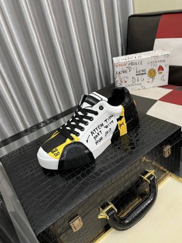 出厂价Pp： Dg～ 情侣装休闲鞋，2025Z柜同步发售 码数:35-46# 2个颜色鞋面选用多材质拼接网布内里，舒适透气，鞋底：原版舒适耐磨大底，实物拍摄实物