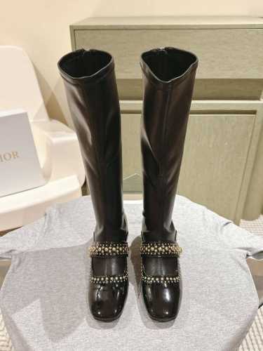 短靴 长靴 迪奥DIOR#弹力靴 经典铆钉珍珠条漆皮袜靴 时髦有型的 脚感舒适凹造型必备经典百搭美得无与伦比 超好穿 今年袜子靴超火 上脚非常舒适 云朵袜靴！秋