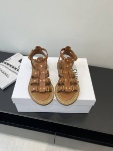 Celine 思琳 夏季新款罗马凉鞋 复古的点上带上了满分时髦感颜值 依旧最高输出 简约大气时髦 耐看不过时 是时尚圈永不退潮的经典所在 复古的英伦风格 让你穿