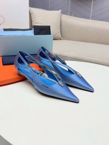 PRADA 普拉达 早春 走秀款女鞋 尖头粗跟专柜走秀款！ 出厂价 _____________________鞋面：进口真丝 牛皮 ───── 内里：羊皮 ──