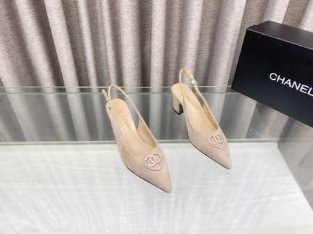 25Ss春夏新款Chane*小香尖头平底单鞋 凉拖鞋经典双C融入爱心扣饰，尖头设计真不多见，俏皮中又有点轻熟的高级，穿起来减龄又有气质！鞋面：小羊皮 麂皮内里： - 点击图像关闭