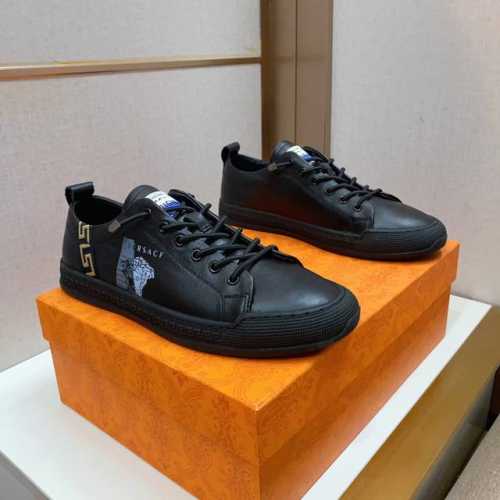 工厂价 Versac* 休闲新品上市 鞋面采用牛皮印花面料舒适真皮内里，橡胶耐磨大底，鞋型饱满，立体感十足时尚、新颖标准码数：38-44。两色可选。
