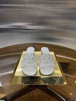 顶级版 R C 2025S 重工Rc蛇形系列，Bouquet 蝴蝶花朵水钻缎面中跟粗跟凉鞋拖鞋℡ 商品描述：层叠错落的彩色蝴蝶渲染如画，蔚蓝的天空定格此刻浪漫，