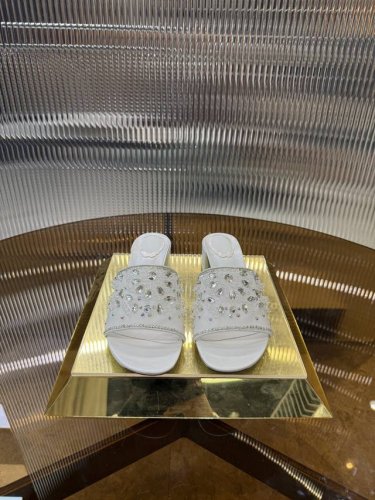 顶级版 R C 2025S 重工Rc蛇形系列，Bouquet 蝴蝶花朵水钻缎面中跟粗跟凉鞋拖鞋℡ 商品描述：层叠错落的彩色蝴蝶渲染如画，蔚蓝的天空定格此刻浪漫，
