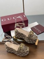 仿皮胶底 普通版 Gucci 古奇夏季新品防水台马鞍扣 马衔扣凉鞋坡跟厚底防水台露趾凉鞋 鞋柜必备款 原版套楦 高端品质 这款凉鞋颇具辨识度的双环和长条元素令这