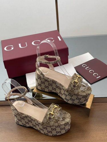 仿皮胶底 普通版 Gucci 古奇夏季新品防水台马鞍扣 马衔扣凉鞋坡跟厚底防水台露趾凉鞋 鞋柜必备款 原版套楦 高端品质 这款凉鞋颇具辨识度的双环和长条元素令这