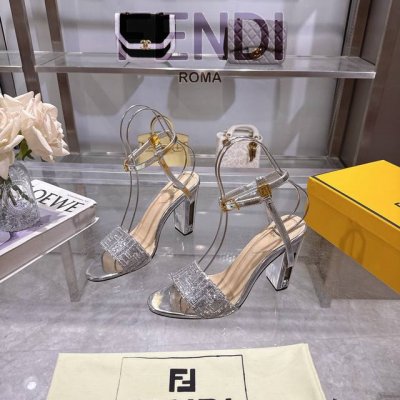 新款 芬迪 Delfina Ff亮片刺绣绑带高跟鞋凉鞋 出厂价Pp： 真皮大底： Delfina 亮片刺绣绑带高跟鞋 金属搭扣系带开合设计精简利落！立体刺绣材质