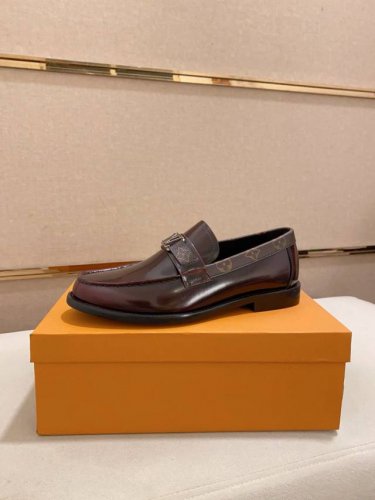 工厂P价 #Louis Vuitto*新品系列Ss爆款新品 休闲皮鞋、头层牛皮 经历3个月改色完美蜕变、鞋面五金扣和鞋口侧饰有路易威标识、鞋垫和鞋底有品牌标识