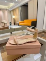 价格P： 吉安维托 罗西 Gianvito Rossi 轻松移动。这款时尚高跟凉鞋 秉承了其传统意大利工艺，专注精巧细节，打造优雅女人味，每一双吉安维托 罗西
