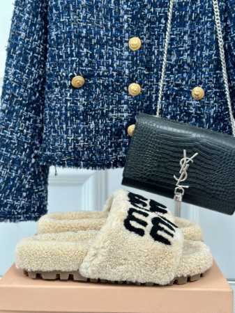 厂价 Miumiu经典秋冬字母毛毛拖鞋 这季节美鞋太多这款毛拖 真的是让我无法自拔真太可爱了～ 毛茸茸的羊毛是选用欧洲进口a级羊毛 我们做到与原版一致满鞋 全部 - 点击图像关闭