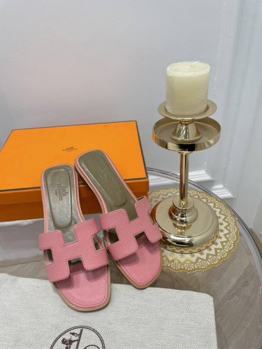 爱马仕 HerméS 经典 工 字拖 高品 原版工艺 粉色压纹 款式经典 简约 此款主要对比的就是工艺 品质 爱马仕 HerméS 夏天开始不一样的夏天生活 爱