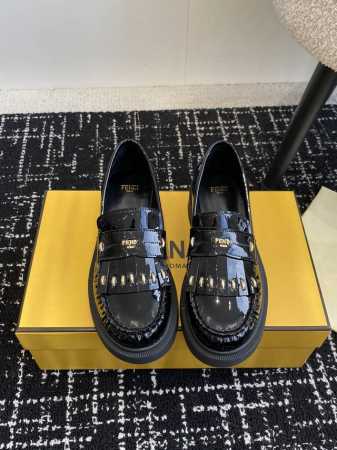 代购级 FENDI 芬迪 24ssFilo新款 粗跟 乐福鞋 配饰带和流苏细节，饰有金属selleria缝线，金属凸纹压花Fend* Roma字样。 后跟处饰超 - 点击图像关闭