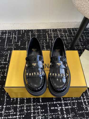 代购级 FENDI 芬迪 24ssFilo新款 粗跟 乐福鞋 配饰带和流苏细节，饰有金属selleria缝线，金属凸纹压花Fend* Roma字样。 后跟处饰超
