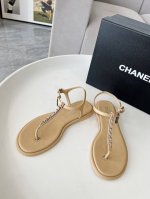 chanel2025小香新款经典夹脚凉鞋 原版1:1开模Logo散发持久魅力小香凉鞋生动知性优雅衬托出女性独有的美丽 面料：羊皮 内里：进口羊皮 ，大底：橡胶大