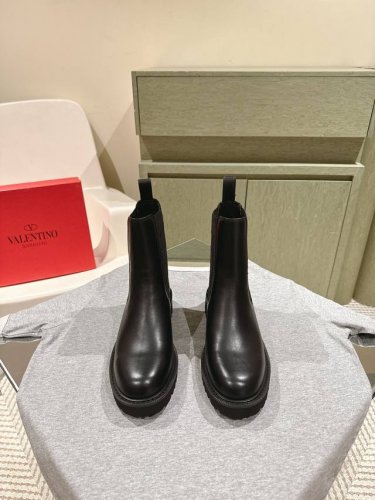 Valentin* 华伦天奴新款 秋冬百搭素面靴上新 三个款型全新的诠释方式首发！最新百搭长短靴众多明星同款！时尚度爆棚～ 鞋面： 原版定制丝绸牛皮 内里：原版