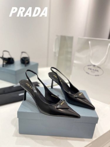 工厂P价 P360Prada 普拉达 专柜走秀款尖头凉鞋 三角扣标 高跟 早春走秀款！可以换银金标 鞋面：高定制开边珠面料 内里：进口水染羊皮 大底：原版意大利