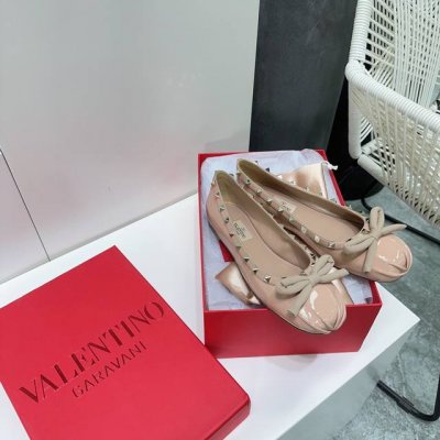 高品质出厂漆皮400！原版做货！顶级品质！Valentino华伦天奴25夏季最新走秀款铆钉芭蕾舞鞋 简直眼前一亮 铆钉＋芭蕾舞鞋元素就是甜美酷酷的完美适配 ！