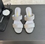 CHANE*｜小香24P春夏新品 珍珠跟高跟拖鞋 乖巧秀气的珍珠跟优雅减龄 仙气满满的公主氛围！ 鞋面采用进口羊皮 羊京 内里垫脚均为粒面羊皮 意大利进口真皮大