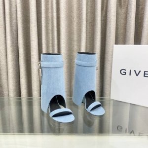 顶级版本 定做款 givenchy纪梵希新款时尚短靴亮泽皮革靴 原版1:1开发 腿部饰有皮革束带 内侧配有皮革拉链头 搭配金属扣 侧面饰有银色和金色饰面不对称4