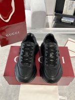 Gucci新品 Rhyton系列情侣款老爹鞋 运动鞋 Rhyton系列推出全新黑色色皮革款式，巧妙结合该系列标志性的超大造型鞋底和厚实结构。这款经典鞋款缀饰标志