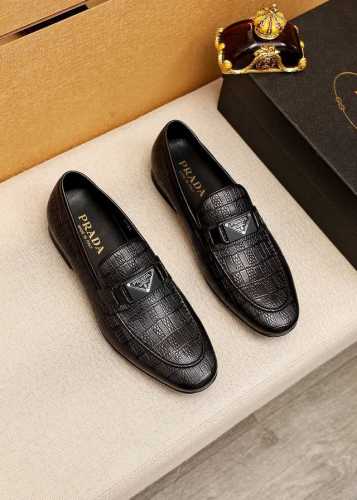 商品商标：PRADA 普拉达｝休闲皮鞋 正码码数: 38-44 45订制 商品材料：精选 进口头层小牛皮压花鞋面+奢华五金扣，进口水染牛皮内里。强烈立体视觉效果