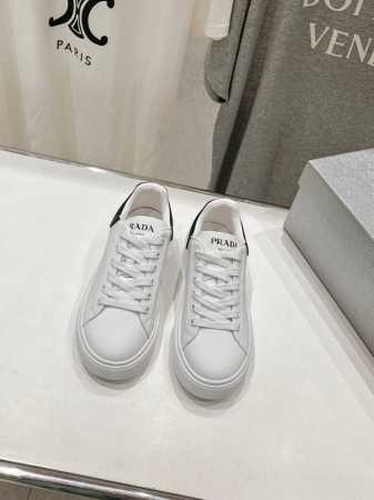 高版本出厂 情侣款 Prada 普拉达 24Ss新款系带情侣款小白鞋休闲运动鞋 这款运动鞋延续经久不衰的轮廓，是新款经典单品采用小牛皮 精心制作， 提升格调 款 - 点击图像关闭