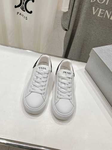 高版本出厂 情侣款 Prada 普拉达 24Ss新款系带情侣款小白鞋休闲运动鞋 这款运动鞋延续经久不衰的轮廓，是新款经典单品采用小牛皮 精心制作， 提升格调 款