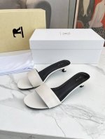 高品质出厂 The Row 胎牛皮一字带猫跟拖鞋 高品质极简小众春夏新款性感猫跟极简拖鞋！一如既往的简单，超强设计感，线条简洁流畅 虽然没有过多的元素点缀，但真