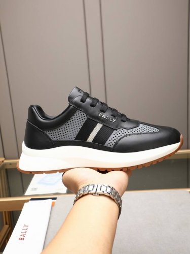 bally 巴利 新款男士拼接休闲运动鞋，采用进口小牛皮搭配网布而成，两侧缀以红色装饰鞋外腰饰有Bally品牌标志，双层外鞋舌饰有Bally 品牌标志，个性化十