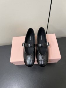 Ferragamo菲拉格慕25Ss新款芭蕾鞋 真的挺特别的！它的设计灵感来自设计师菲拉格慕先生为奥黛丽 赫本打造的Audrey芭蕾舞鞋，旨在向这位永恒的风格偶像