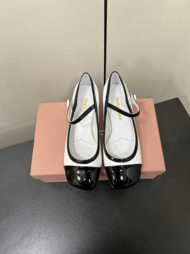 Miu Miu 缪缪 2025早春新品钮扣粗跟玛丽珍专柜主打最新走秀款 蝴蝶结复古玛丽珍粗跟单鞋火爆上新！ 缪家高货 顶级工艺打造精品质感 无敌舒适 绝对是一见