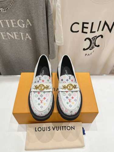 高版本出厂470 Louis Vuitton Ss25 Lv驴牌春夏新款厚底 Distric乐福鞋 本款 Distric 乐福鞋以双色镜面牛皮革裁出轻盈舒适鞋身