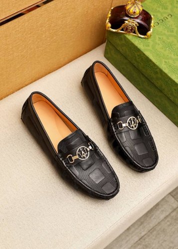 商品商标：Gucci 古驰 豆豆鞋 正码码数: 38-44 45.46订制 商品材料：精选 进口头层小牛皮压花鞋面+奢华五金扣，进口猪皮内里。强烈立体视觉效果，