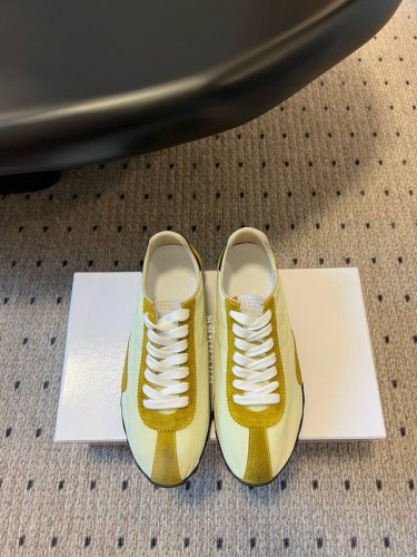 代购级别 MaisonMargiel* MM6德训休闲鞋鬼才设计师品牌，一个轻奢品牌上脚很百搭哦，也很随脚舒适，这一款德国训练鞋延续了经典的T形真皮拼接设计，经