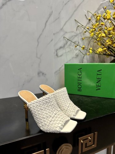 高品質 Bottegaveneta Bv Knot系列金屬跟拖鞋高跟單品 這款方頭拖鞋簡直Bv最新天花板啦 彩色百搭 金屬麻花跟為了穩固耐穿特意採用特殊工藝消除