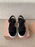 miu Miu 25Ss春夏新款松糕厚底帆布罗马露趾休闲凉鞋 质感非常高级 厚底设计非常容易驾驭穿搭 搭配袜子 更显新潮 ！大长腿利器 超级推荐！ 鞋面采用定制