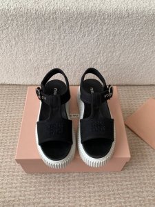 miu Miu 25Ss春夏新款松糕厚底帆布罗马露趾休闲凉鞋 质感非常高级 厚底设计非常容易驾驭穿搭 搭配袜子 更显新潮 ！大长腿利器 超级推荐！ 鞋面采用定制